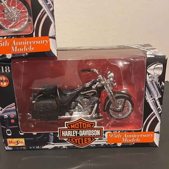 Harley Davidson Maisto Diecast 95th Anniversary Models Collectible Bikes 1:18 - Picture 4 of 14